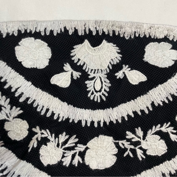 Ralph Lauren Embroidered Cropped Sleeveless Black White Blouse Size 12 - Picture 6 of 10